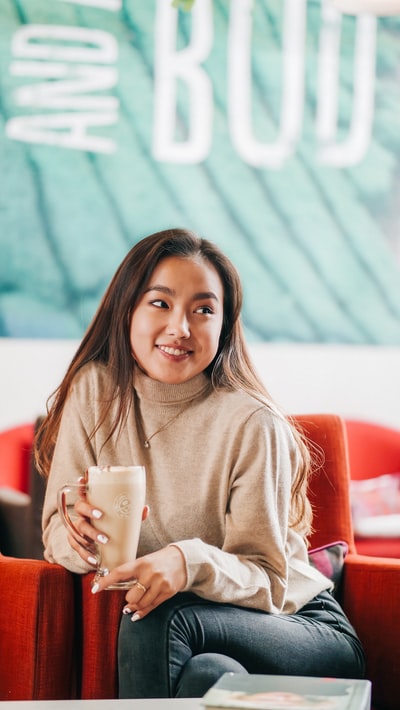 坐在红椅子上的女人